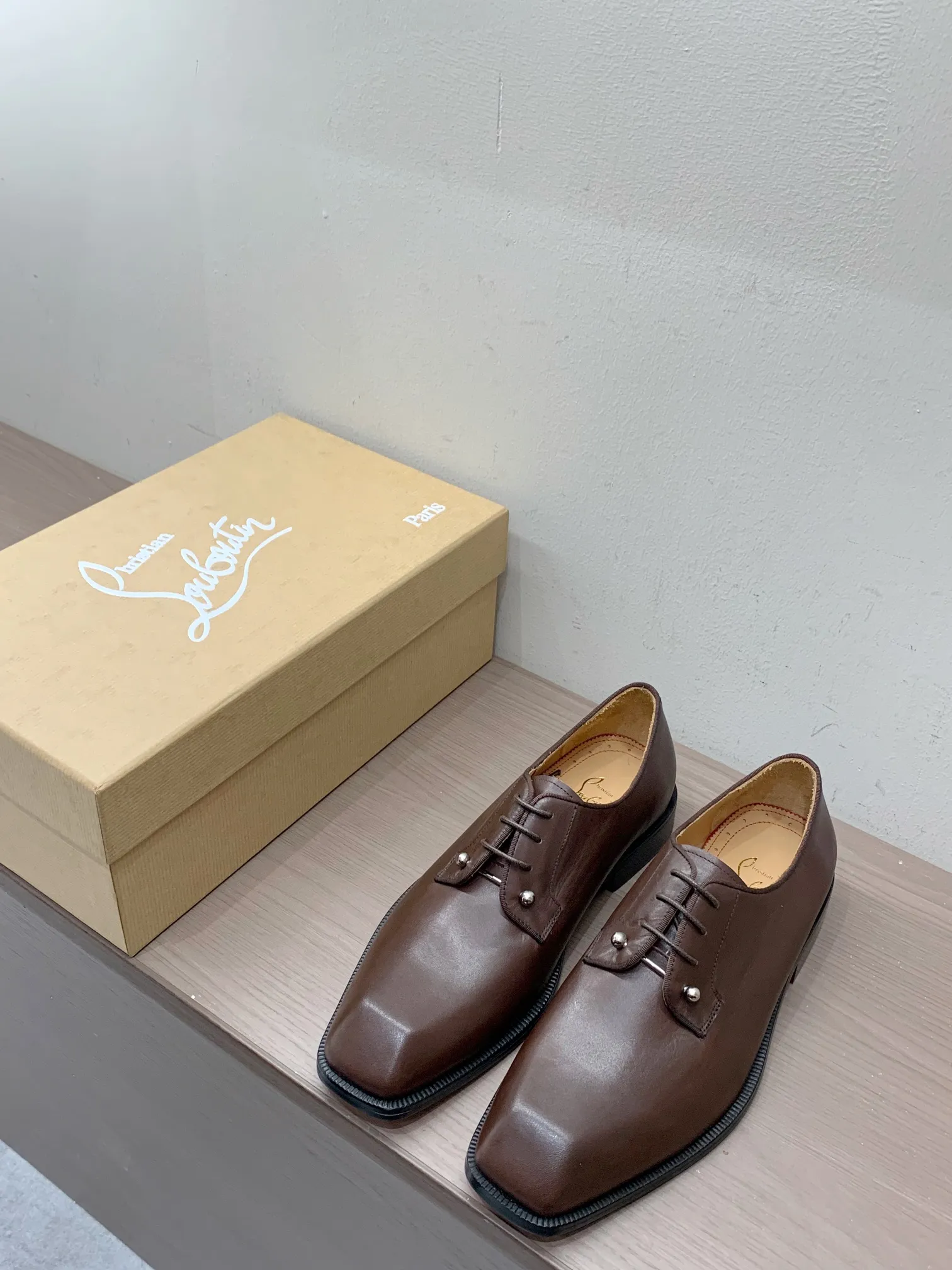 [CL red sole shoes] Top P: 1020💰 Size 39-44 (38.45.46 custom-made, non-returnable) Christian Louboutin men's classic Oxford shoes, men's business formal leather shoes💫Original molding, 1:1 replica, specially made for nobles. The unique shoe shape is unique and 100% comfortable! The whole shoe is made of imported Italian cowhide material, carefully selected, with fine pores and rich luster. Cow leather lining, soft and comfortable, sweat-absorbent and breathable. Genuine leather outsole, non-slip and wear-resistant, full of texture, elegant and luxurious overall, integrating comfort, formality and luxury! The Rolls Royce of shoes!